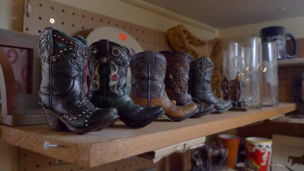 Panning Rálőtt Egy Sor Antik Cowboy Csizmára Polcon — Stock videók