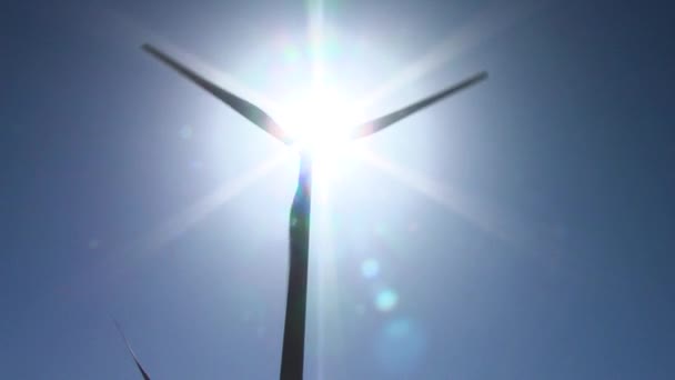 太陽光で風力タービンのシルエット 背景に濃い青の色 無限の再生可能エネルギー — ストック動画