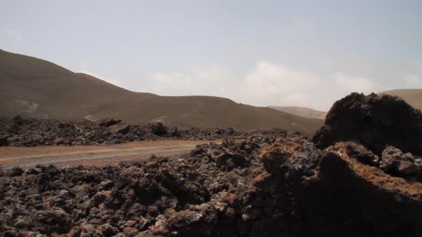 Женщина Винтажным Чемоданом Путешествует Дикой Дороге Окруженной Вулканическими Скалами — стоковое видео