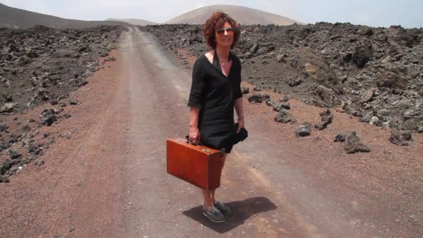 Vintage Utazási Bőrönddel Elkezd Sétálni Egy Vulkanikus Vad Úton Miután — Stock videók