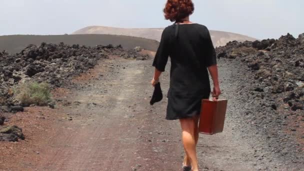 Vintage Utazási Bőrönddel Sétál Végig Egy Egyenes Vulkanikus Úton Egy — Stock videók