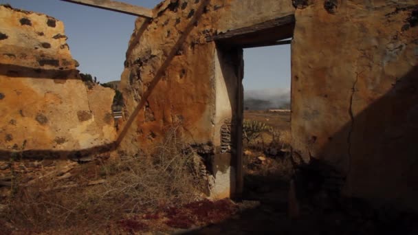 携带老式旅行箱的妇女走进一个废弃的农村住宅 环顾四周 — 图库视频影像