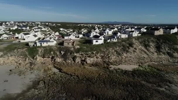 Riprese Aeree Sul Piccolo Villaggio Pescatori Vacanze Arniston Lungo Costa — Video Stock