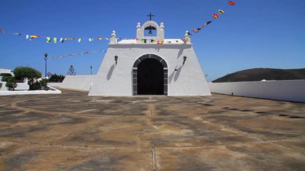 Mujer Vestida Rojo Sale Una Pequeña Iglesia Rural Lanzarote Apoyada — Vídeo de stock