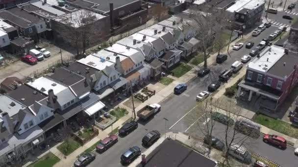 Drone Volando Sobre Casas Adosadas Filadelfia — Vídeo de stock