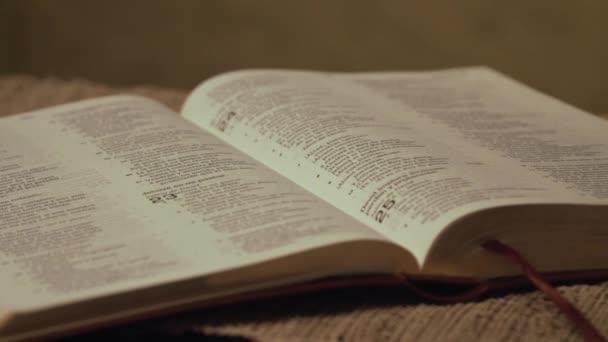 Aufgeschlagene Bibel Psalm — Stockvideo