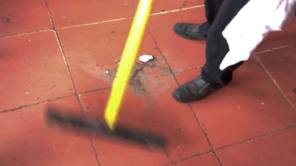扫荡餐馆的红色瓷砖地板 — 图库视频影像