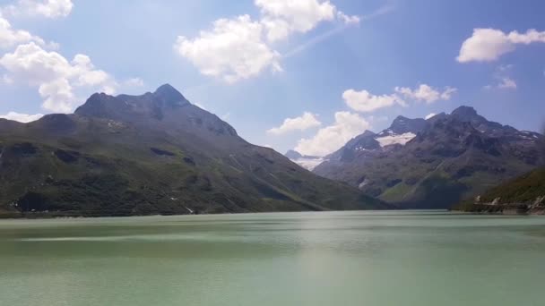 云朵掠过高山湖面的时间 — 图库视频影像