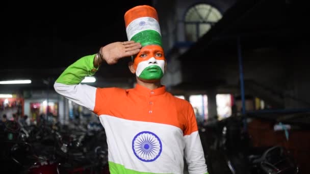 Индийский Человек Индийским Флагом Триколор Лицо Краски Триколор Рубашку Салютует — стоковое видео