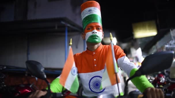 Egy Indiai Férfi Indiai Zászlós Trikolor Arcfestékkel Trikolor Inggel Sapkával — Stock videók