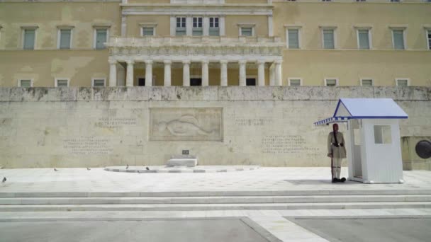 Řecký Voják Stojí Stráži Památníku Neznámého Vojáka Aténách Řecko — Stock video