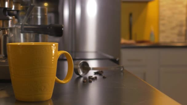Żółty Kubek Kawy Ziarnem Kawy Gałką Niewyraźnym Tle — Wideo stockowe