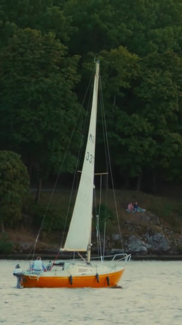 Oranje Zeilboot Glijden Langs Weelderige Bomen Stockholm Vertical — Stockvideo
