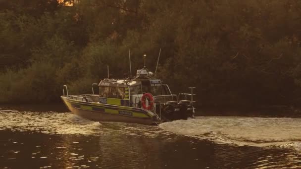 Polisbåt Som Rör Sig Genom Vattnet Reflektioner Från Solnedgången Stockholm — Stockvideo