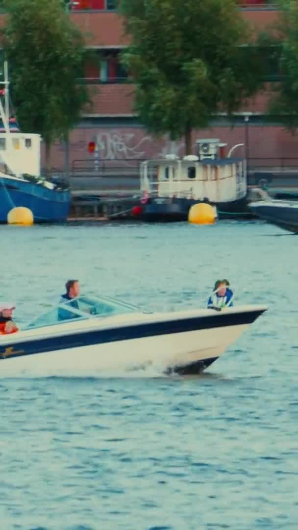 Motorboat Saindo Marina Kungsholmen Island Estocolmo Vertical Tracking Shot — Vídeo de Stock