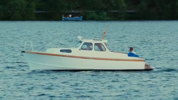 Barco Blanco Navegando Través Aguas Azules Tranquilas — Vídeos de Stock