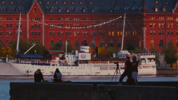 Mensen Ensceneren Een Fotoshoot Nachts Kungsholmen Stockholm — Stockvideo