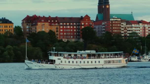 Шведский Паром Проезжающий Мимо Зданий Озере Маларен Стокгольме — стоковое видео