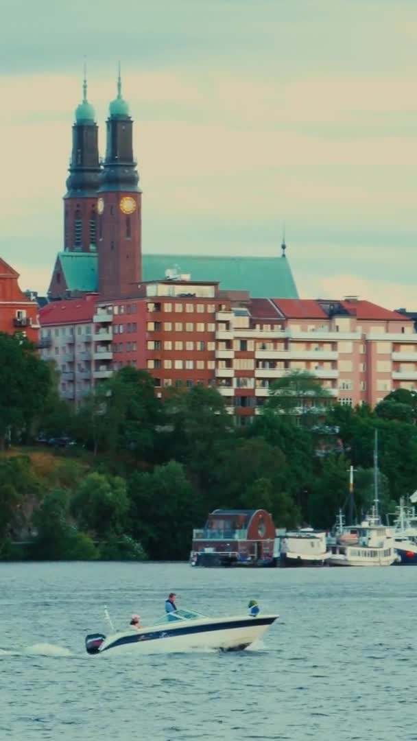 跟踪驶过斯德哥尔摩Malaren湖的船被枪击 — 图库视频影像