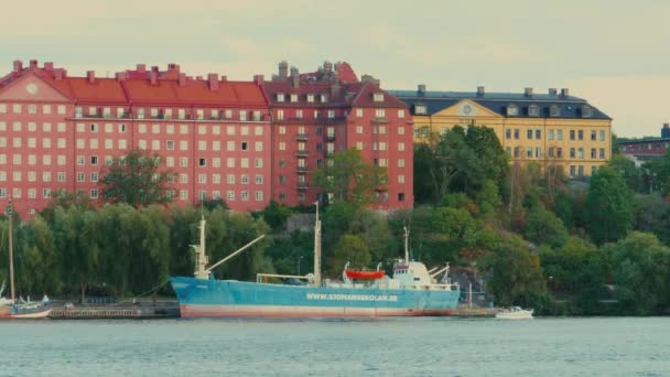 Stort Fartyg Dockat Kungsholmen Stockholm Vårdag — Stockvideo