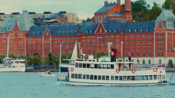 Ferry Sueco Crucero Pasado Velero Con Fondo Paisaje Urbano Estocolmo — Vídeos de Stock