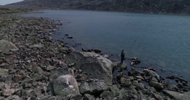 Aerial Revelan Disparo Pesca Del Pescador Lago Con Las Montañas — Vídeos de Stock