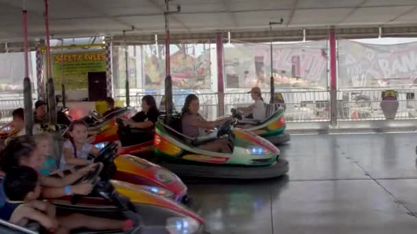 Kinder Männer Und Frauen Haben Spaß Beim Autoscooter Auf Einem — Stockvideo