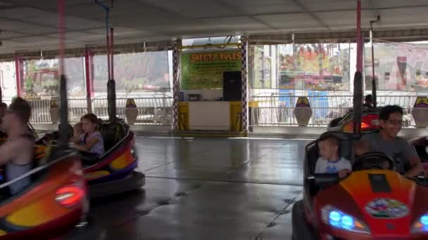 Hombres Mujeres Niños Chocando Entre Coches Choque Una Feria Del — Vídeo de stock