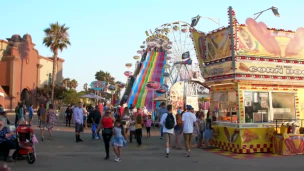 Gente Gode Una Giornata Estiva Brillante Carnevale Fiera Della Contea — Video Stock