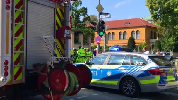 在Knigsplatz 一名80岁的老人被困在一辆公共汽车下 伤势严重 — 图库视频影像