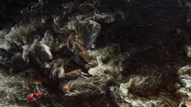 Luchtbeelden Van Witte Waterkajaks Peddelend Stroomversnellingen Van Het Witte Water — Stockvideo