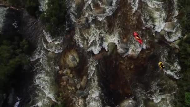 Imagens Aéreas Caiaques Água Branca Remando Nas Corredeiras Água Branca — Vídeo de Stock