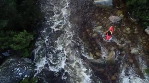 Luftaufnahmen Von Wildwasser Kajaks Die Während Eines Wintersturms Den Wildwasser — Stockvideo