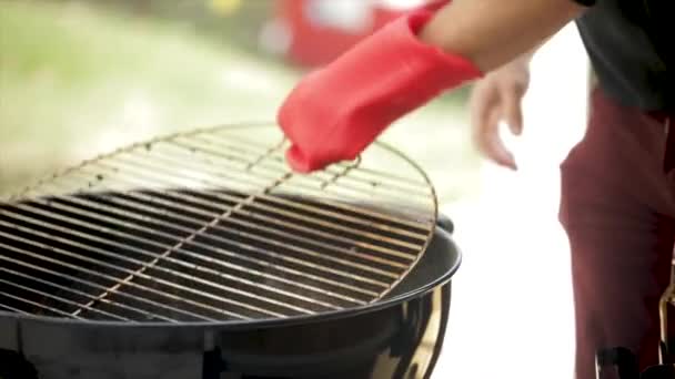 Removing Grill Grate Glove Grabbing Wood Chips — Stock Video