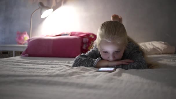 Feche Filmagens Uma Menina Cinco Anos Verificando Seu Mealheiro Economizando — Vídeo de Stock