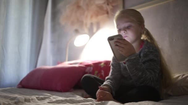 Närbild Femårig Flicka Som Kollar Sin Sparbössa Och Sparar Pengar — Stockvideo