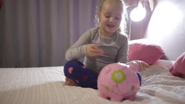 Nahaufnahme Eines Fünfjährigen Mädchens Das Sein Sparschwein Kontrolliert Und Geld — Stockvideo