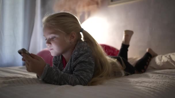 Feche Filmagens Uma Menina Cinco Anos Verificando Seu Mealheiro Economizando — Vídeo de Stock