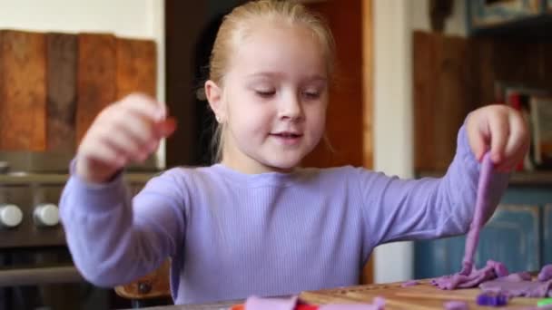 Close Beelden Van Een Jong Vijf Jaar Oud Meisje Spelen — Stockvideo