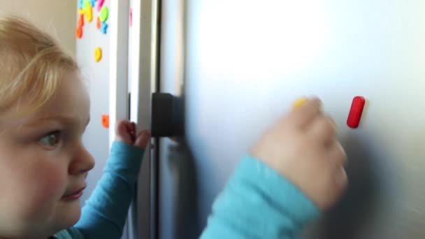 Criança Brincando Com Ímãs Coloridos Geladeira — Vídeo de Stock