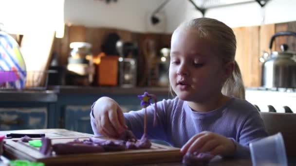 Imágenes Cerca Una Niña Cinco Años Jugando Con Arcilla Cocina — Vídeos de Stock