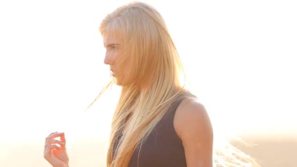 Красива Блондинка Жіноча Модель Насолоджується Приголомшливими Пейзажами Під Час Подорожей — стокове відео