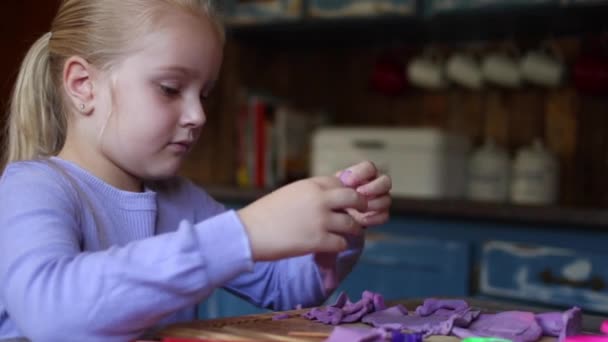 Imágenes Cerca Una Niña Cinco Años Jugando Con Arcilla Cocina — Vídeos de Stock