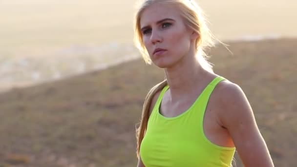 Красива Блондинка Жіноча Модель Робить Йогу Природі Приголомшливими Пейзажами — стокове відео