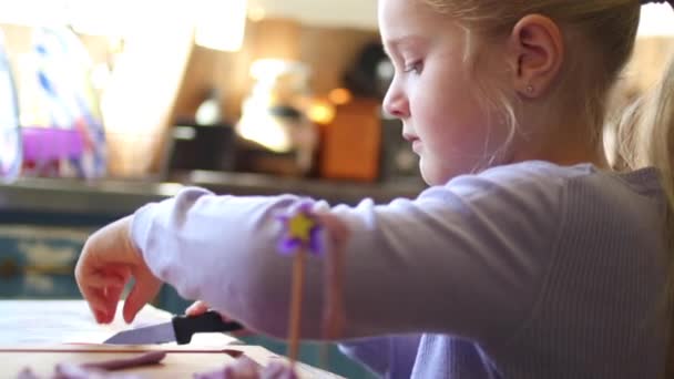 Imágenes Cerca Una Niña Cinco Años Jugando Con Arcilla Cocina — Vídeos de Stock