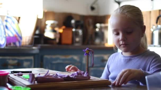 Mutfakta Kille Oynayan Yaşındaki Bir Kızın Görüntülerini Kapat — Stok video