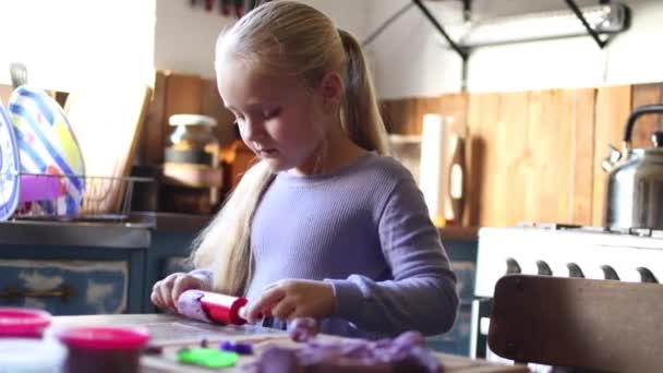 Close Filmagem Uma Jovem Menina Cinco Anos Brincando Com Barro — Vídeo de Stock