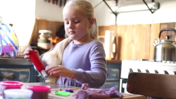 Close Filmagem Uma Jovem Menina Cinco Anos Brincando Com Barro — Vídeo de Stock