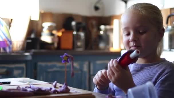 拍摄了一个5岁小女孩在厨房里玩粘土的镜头 — 图库视频影像
