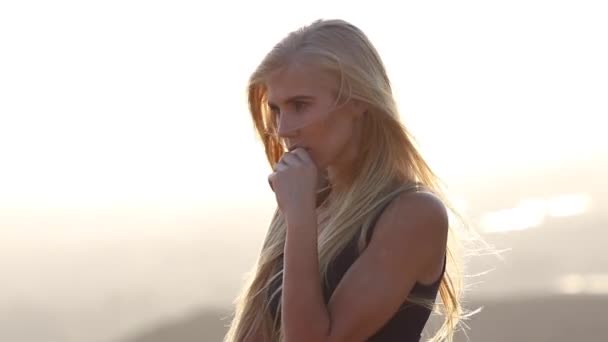 Krásná Blondýnka Žena Model Těší Ohromující Scenérie Při Cestování — Stock video